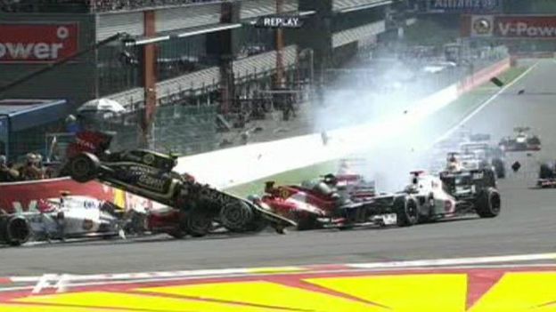 Enorme crash au départ à Spa Enorme crash au départ à Spa