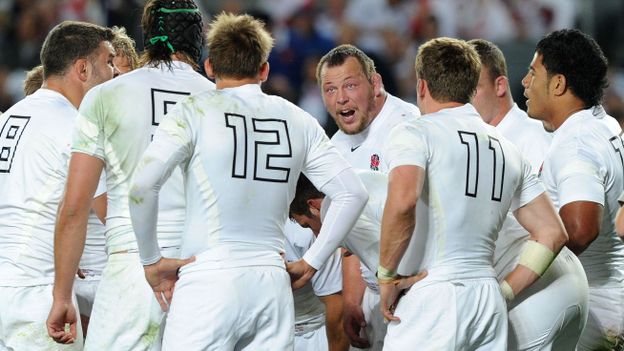 Steve Thompson en discussion avec les joueurs anglais