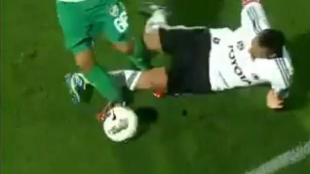 Après son coup du foulard loupé, Ricardo Quaresma s'est jeté dans les jambes de son adversaire Après son coup du foulard loupé, Ricardo Quaresma s'est jeté dans les jambes de son adversaire