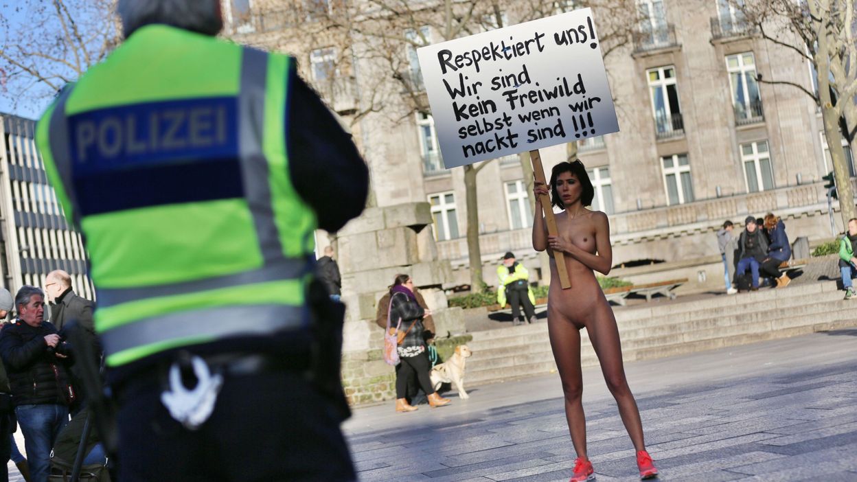 "Respectez-nous! Nous ne sommes pas du gibier, même quand nous sommes nues!" dit le panneau porté par Milo Moiré "Respectez-nous! Nous ne sommes pas du gibier, même quand nous sommes nues!" dit le panneau porté par Milo Moiré