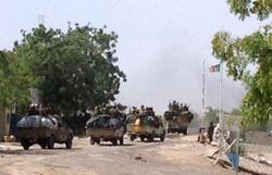 Des soldats tchadiens en patrouille à Fotokol, au Cameroun, sur la frontière avec le Nigeria, le 3 février 2015 lors d'une opération contre Boko Haram