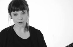 On danse sans façon dans le clip de Noa Moon