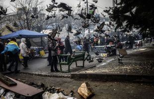 La foule reste présente place de l'Indépendance, à Kiev