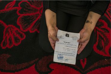 Une femme Yazidi de 25 ans a montré son " Certificat d’Emancipation " que lui avait remis le Libyen qui l’avait transformée en esclave. Il expliqua qu’il avait terminé son entrainement comme kamikaze et qu’il prévoyait de se faire exploser, et donc, la libérait. 
