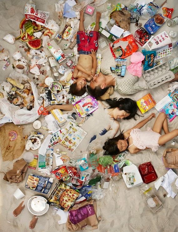 Photos: ils posent avec leurs déchets de la semaine écoulée - Gregg Segal © Photos: ils posent avec leurs déchets de la semaine écoulée - Gregg Segal ©