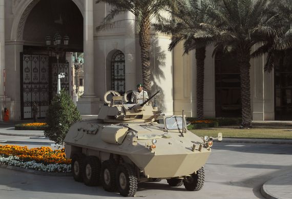 Un blindé surveille un palace à Riyad: l'Arabie saoudite ne lésine pas pour s'équiper en matériel militaire.