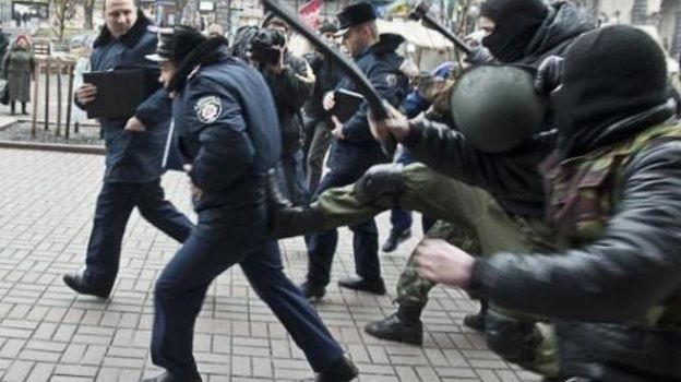 Ukraine - Des manifestants ont pris d'assaut le siège du parti de Ianoukovitch à Kiev / Belga