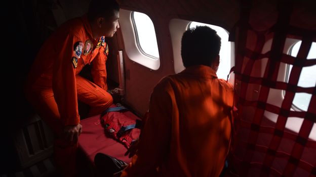 Crash Air Asia: opérations de repêchage en mer de Java, les familles anéanties
