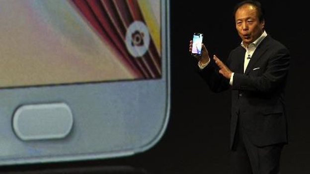 JK Shin, patron de la division mobile de Samsung Electronics, présente le 1er mars 2015 à Barcelone  le Galaxy S6 