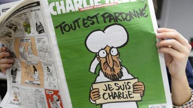 Un homme lit la derniÃ¨re Ã©dition de Charlie Hebdo, le 13 janvier 2015 Ã  Paris 