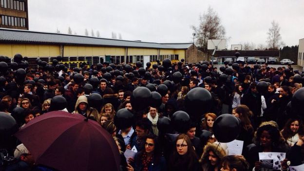 Les élèves ont lâché des ballons noirs en guise de protestation.