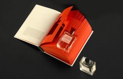 Un parfum à l'odeur de papier qui sort de l'imprimerie, dans un emballage Lagerfeld