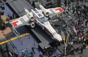 Star Wars: un exemplaire du X-Wing à Times Square