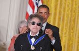 Le Président Barack Obama décorant Bob Dylan de la presidential medal of freedom
