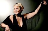 Madame Astrid troque son comptoir contre un micro !