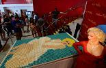 Un gâteau d'anniversaire pour la Marilyn en cire du Musée Tussaud de New-York : 2100 cupckakes pour la star qui aurait fêté ses 86 ans le 31 mai.
