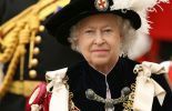 Elizabeth II en tenue d'apparat