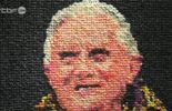 123 Une artiste a réalisé un portrait de Benoît XVI avec 17 000 préservatifs