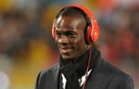 Balotelli supris en train de fumer dans les toilettes d'un train