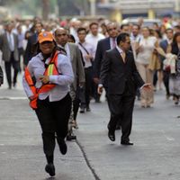 Des mexicains regagnent leurs bureaux après un séisme