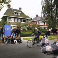 Des jeunes posant devant la maison de l'adolescente à l'origine de l'invitation sur Facebook