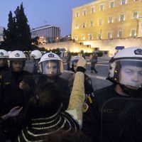 Austérité: en Grèce, on peut louer les policiers et leurs hélicoptères