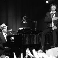 Cali en duo avec le pianiste Steve Nieve, samedi soir sur une des scènes du village.