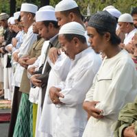 Illustration: des fidèles prient à Jakarta - Le professeur de religion islamique Mostafa El Hassani est clair par rapport aux émeutes qui ont suivi la diffusion du film islamophobe: "La religion condamne ce genre de violences"