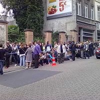 Armés de thermos, de couvertures et de beaucoup de patience, ils sont environ 200 à avoir campé toute la nuit devant l’Institut Marie Haps pour être sûrs d'être inscrits en septembre