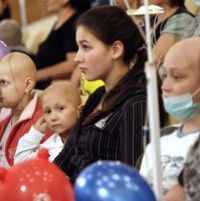 Illustration: des enfants malades du cancer assistent à un concert