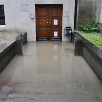 Inondations devant l'entrée du bâtiment des inscriptions de l'ULB