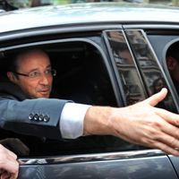 François Hollande quitte son QG de campagne après une journée de consultation en vue de la formation de son gouvernement.