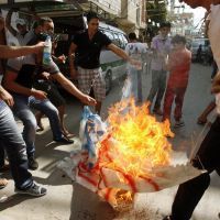 Des Palestiniens brûlent un drapeau américain au Liban