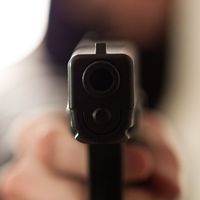 L’homme a d’abord menacé les ambulanciers puis les policiers appelés sur place.