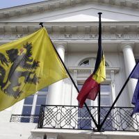Les drapeaux flamand, belge et européen (de gauche à droite)