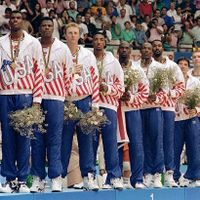 La Dream Team sur la première marche du podium des Jeux Olympiques de Barcelone en 1992