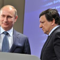 Vladimir Poutine veut contrôler les ONG qui ont "une activité politique"
