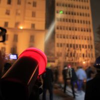 Un homme pointe un laser en l'air (illu.)