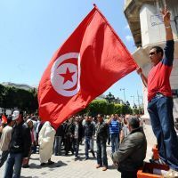 Illustration: foule et drapeau tunisien avenue Habib Bourguiba