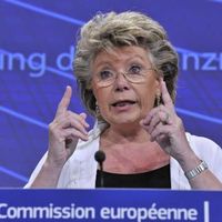 La commissaire européenne Viviane Reding demande des actes concrets à la France à propos des Roms