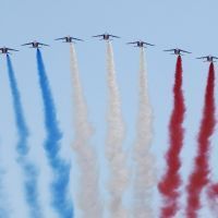 La patrouille de France survolant les Champs-Eysées, aujourd'hui