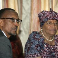 Paul Kagale, président rwandais (à gauche)
