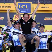 Jonathan Vaughters, au centre, porté par ses coureurs