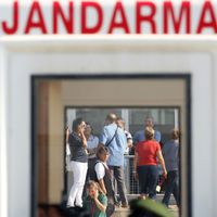 Les familles des accusés attendent