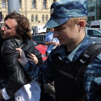 Un protestataitre évacué à Moscou, mardi 8 mai