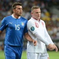 Andrea Barzagli à la lutte avec Wayne Rooney