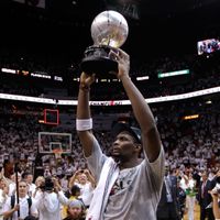 Chris Bosh qui soulève ici le trophée de champion de la Conférence Est, est un des grands artisans de la victoire décisive face à Boston qui envoie le Heat en finale des Play-Offs face à OKC