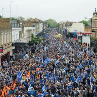 Chelsea: les joueurs acclamés à Londres