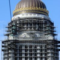 Sur la coupole du palais de justice de Bruxelles, un individu a tagué ''Idea hot''