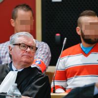 En arrière-plan, Samson et Steve Becker. Tous deux sont poursuivis pour meurtre.